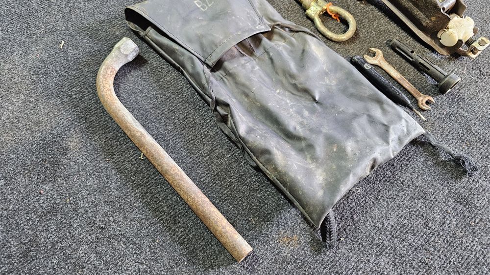 Trusa cric + cheie originala Volkswagen Golf 3 / Vento  / Passat B4

S