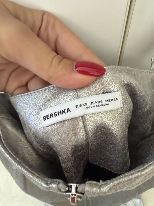 Вечерни рокли Bershka XS - миди сребърна кожена рокля, черна сатенена, бяла с гол гръб