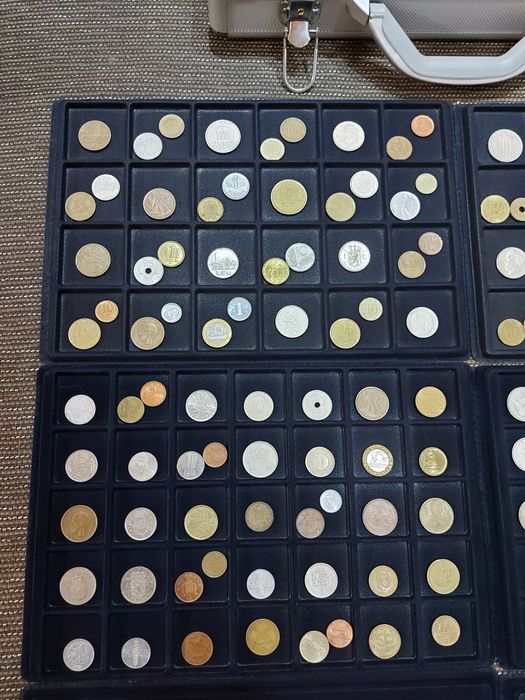 КОЛЕКЦИЯ! АЛУМИНИЕВО куфарче с монети и банкноти!!