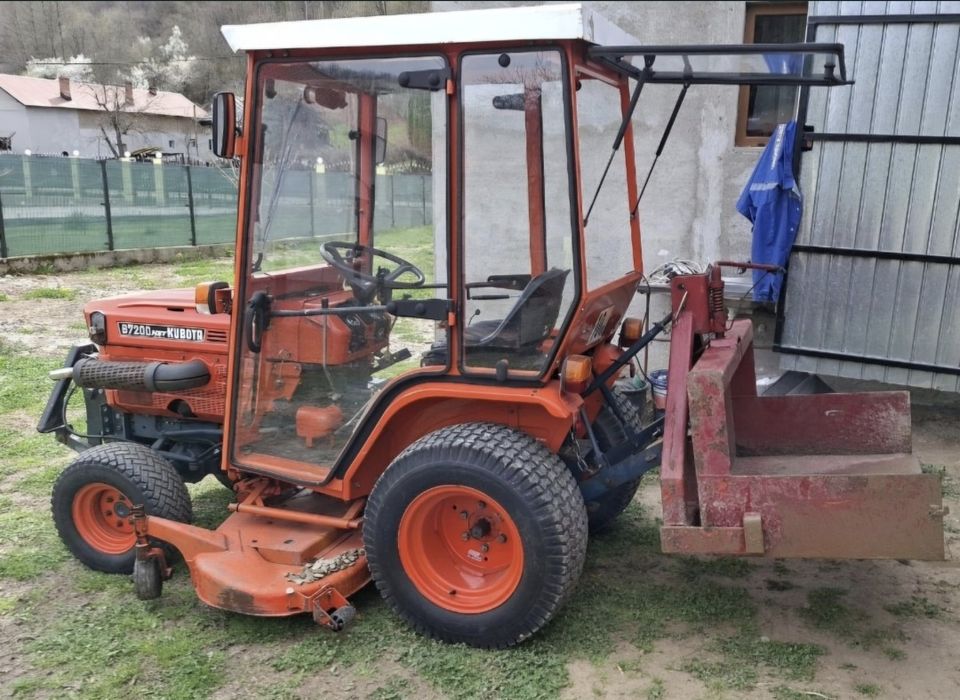 Tractor Kubota 4x4 cu cositoare iarba gazon