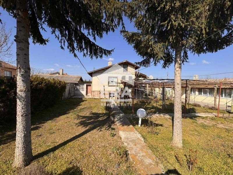 Само в ЕРА Визия! Две къщи, с двоен гараж и голямо дворно място, с пло