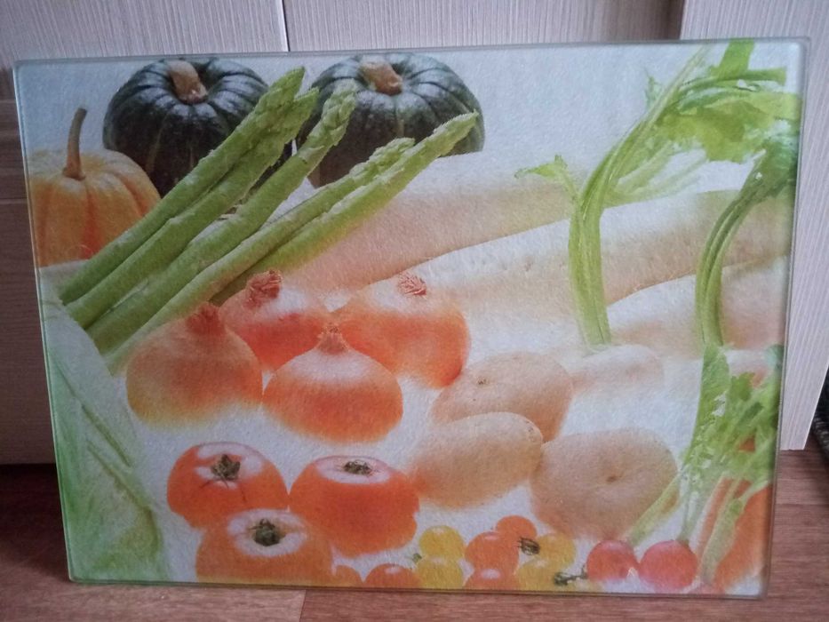 Продаётся стеклянная доска для нарезки.