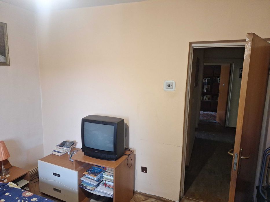 Vand apartament decomandat 3 camere , bucatarie ,2 bai, situat central