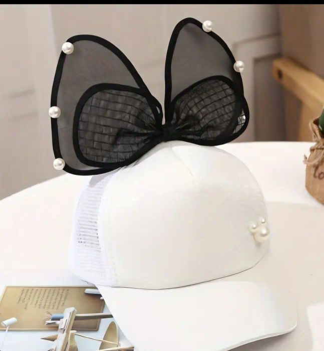 Детски шапки с козирка и панделки