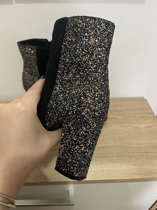 Vand botine marimea 40 purtate o simgura data