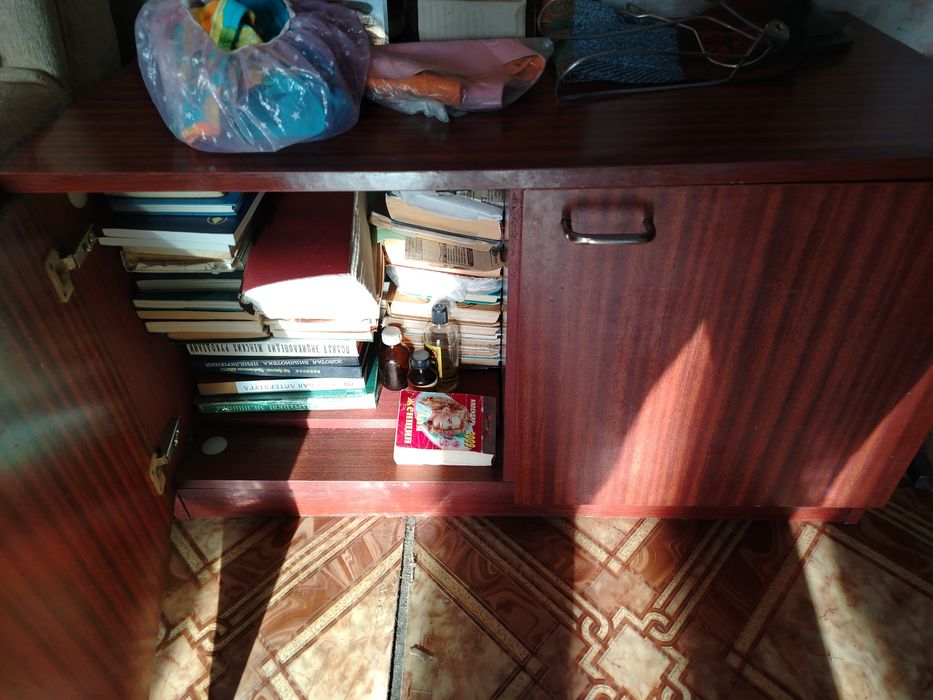 Столы, тумбочки,стенка, шкафы