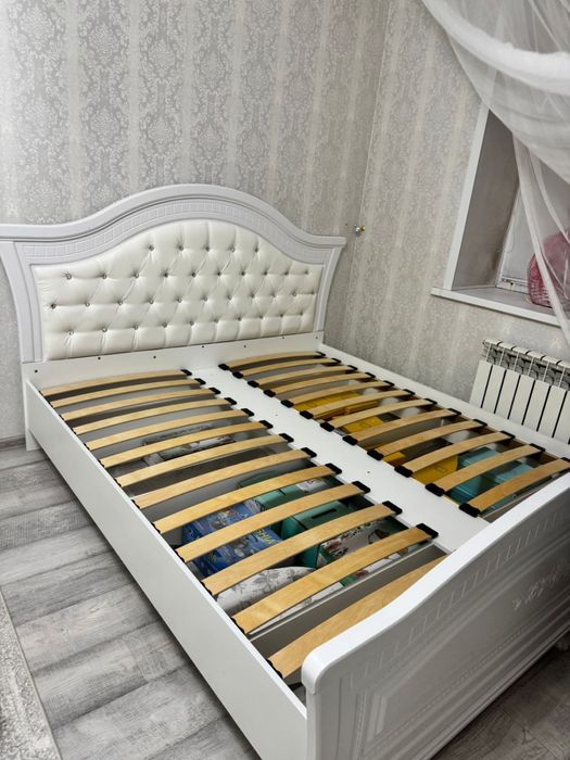 Продам кровать двуспальный 210*230 с матрасом