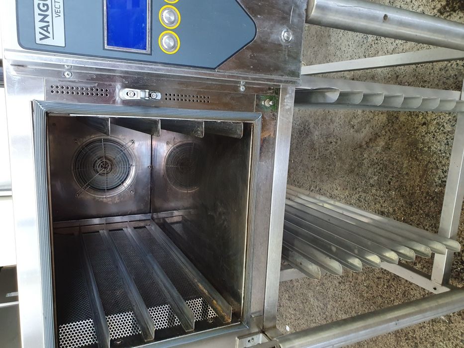 Фурна за тестени,изделия,корoсани,баници,хляб,с стойка 4бр тави,1600лв