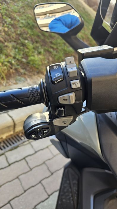 Vand scuter Honda Forza 350 sau Yamaha XMax 300