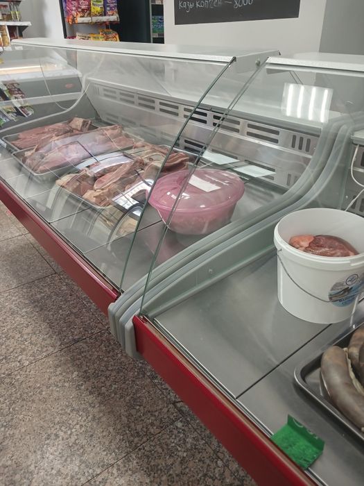 Продам витринный холодильник.