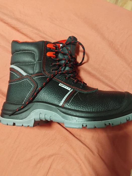 Работни обувки нови.