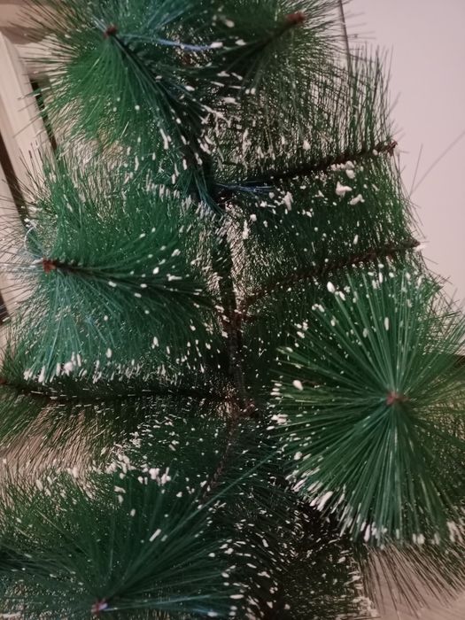 Настольная елка с мишурой и игрушками