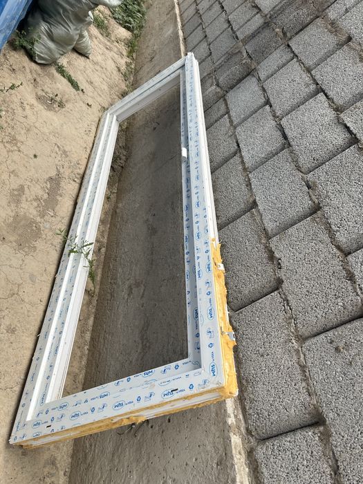 продается пластиковая рамка и дверь