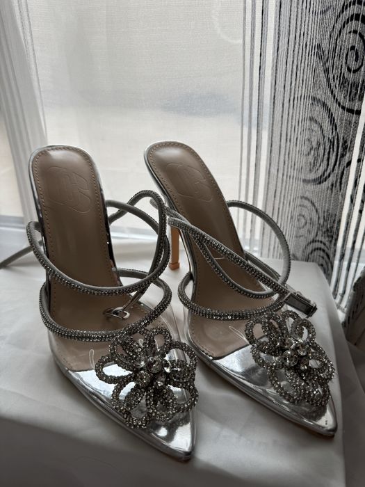 Сребристи обувки на тънък ток