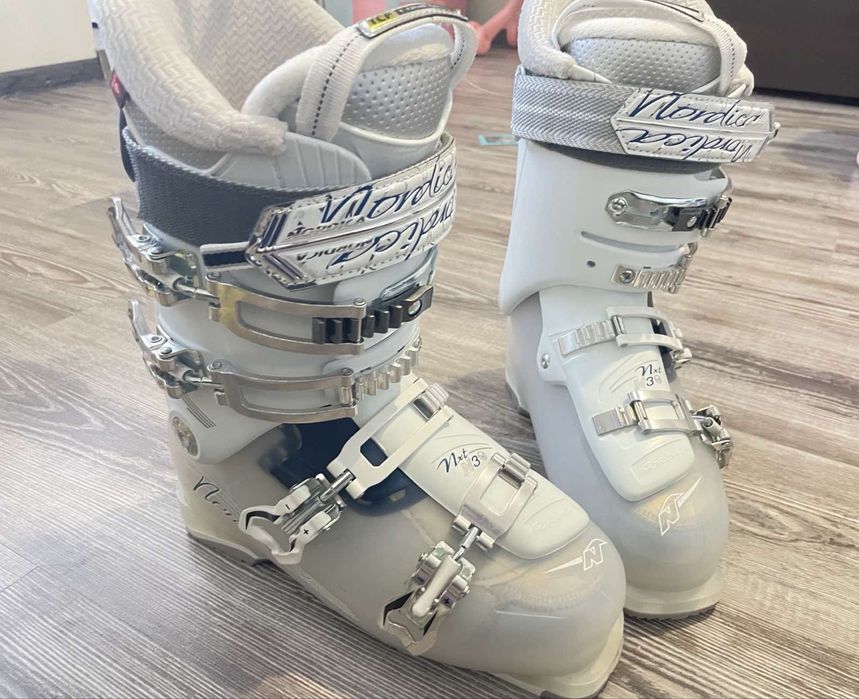 Ски обувки, еднократно използвани