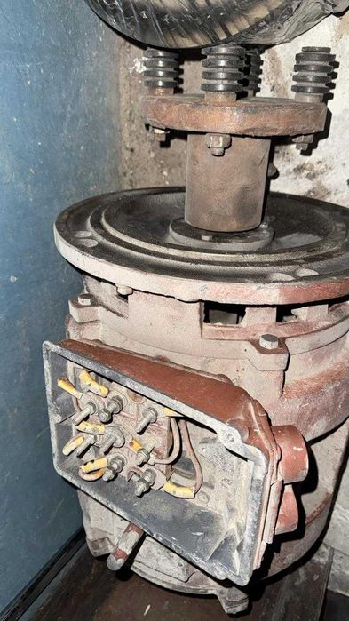 Электродвигатель для лифта.