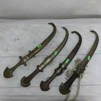 Cutit cu teaca din alama cu tenta arabeasca