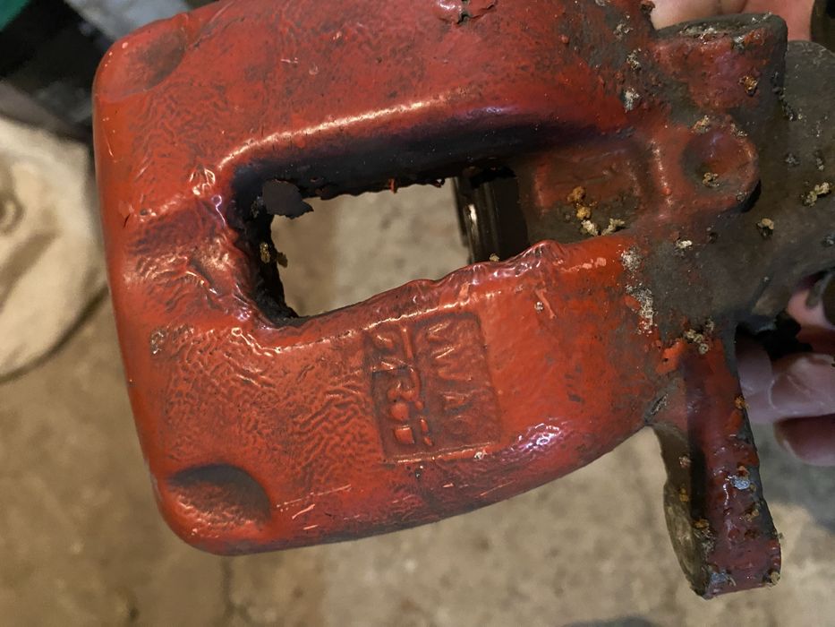 Продавам комплект  дискове и задни апарати за Фолксваген Туран 2004