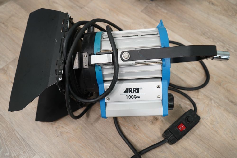 Студинный свет Arri, Logocam