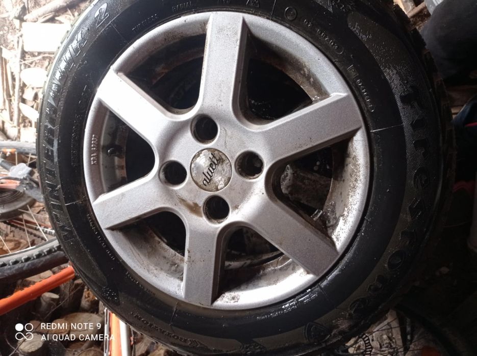 Vand 4 cauciucuri cu tot ce se vede 1200 negociabil. Doar Bacau