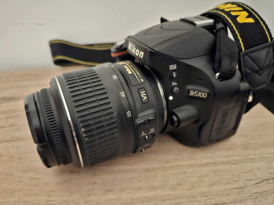 Aparat DSLR Nikon D5100 si obiectiv stock 18-55 f3.5-5.6 și accesorii