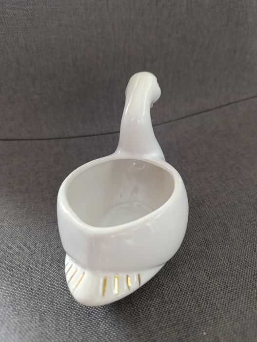 Красив порцеланов лебед със златен кант