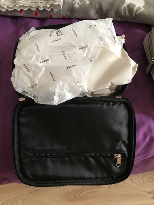 Vand geanta cosmetice guess