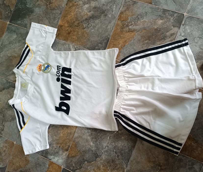 Два футболни екипа за момче- на Дунав и Байерн