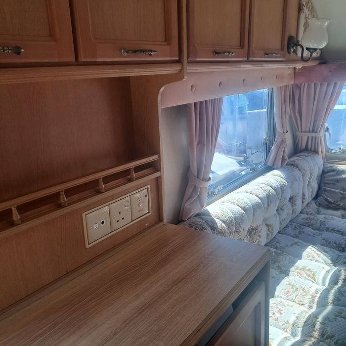 Двуместна каравана