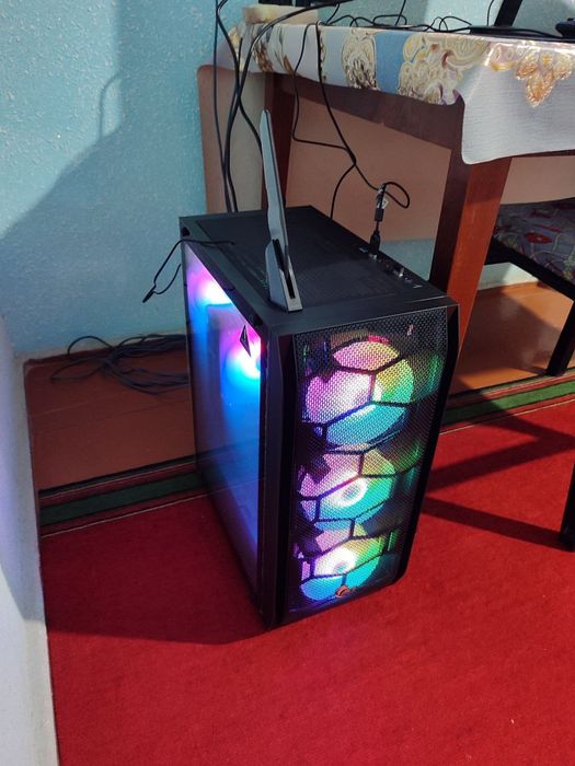 Kompyuter sotiladi 2ta monitor va igrovoy mishka bilan