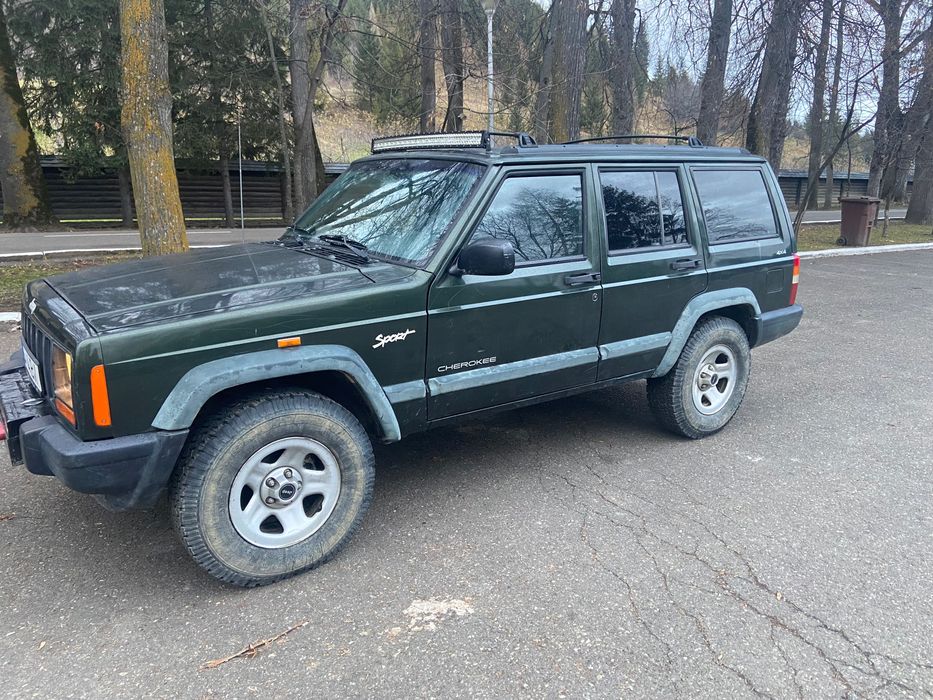 Vând jeep cherokee xj