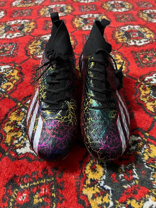 Adidas butsi profesyonallar uchun futbol oʻynash uchun