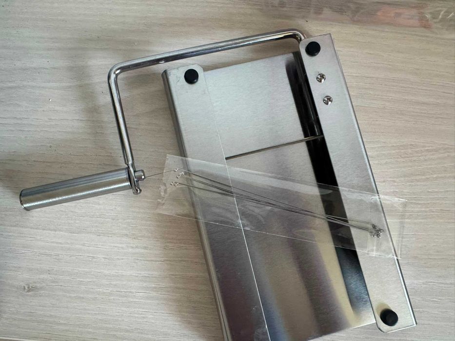 Set brânzeturi – 4 cuțite + feliator inox cu fire de rezervă, nou