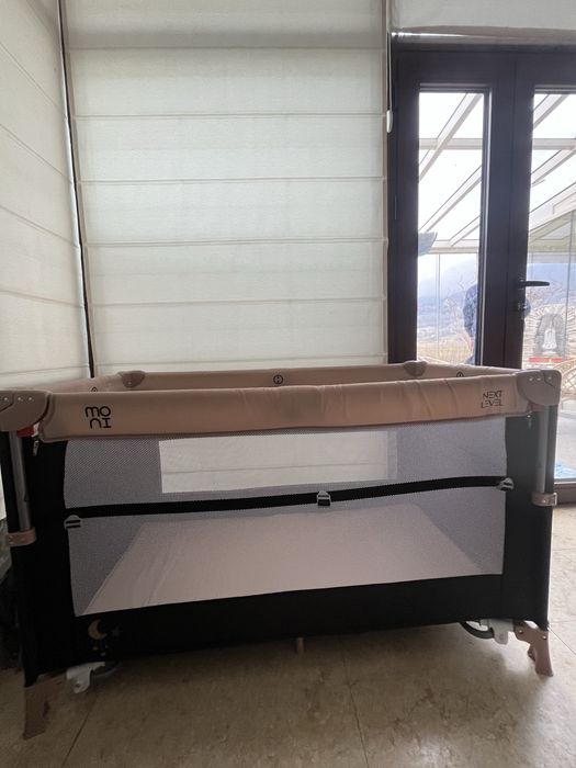 Moni Детска кошара Next Level + люлеещ механизъм + Rainy Бебешки хипоалергенен матрак