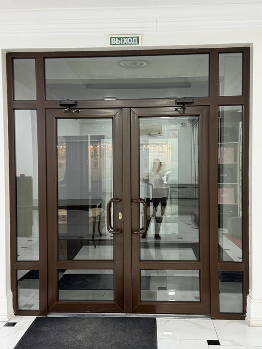 Алюминиевая входная дверь со стеклом