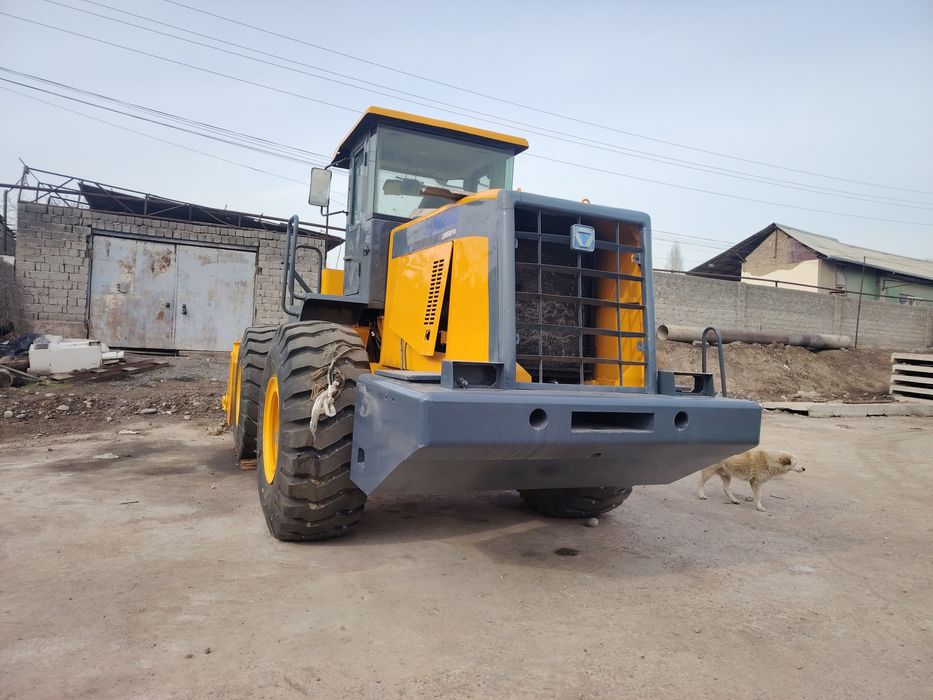 Продаю Фронтальный Погрузчик 2011 года состояние нормальное