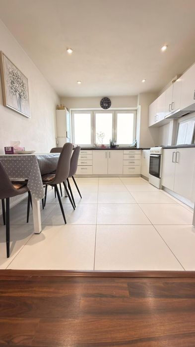 Închiriez apartament 2 Camere Zona-Intim spațios și luminos 375€ neg