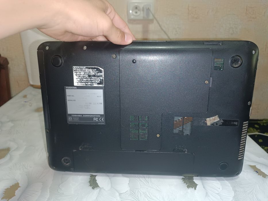 O'qish va ish uchun Toshiba Satellite noutbuki (Core i5 / 4GB RAM)