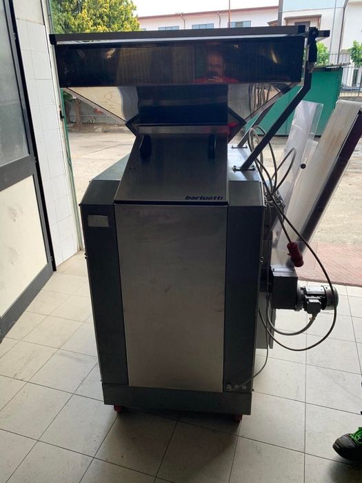 Тестоделител тегли по 2 топки тесто наведнъж