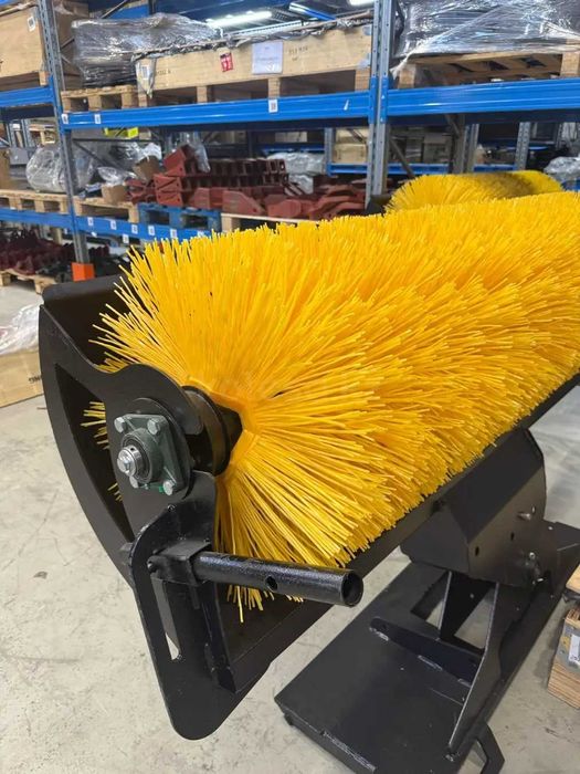 Гидравлическая коммунальная щетка