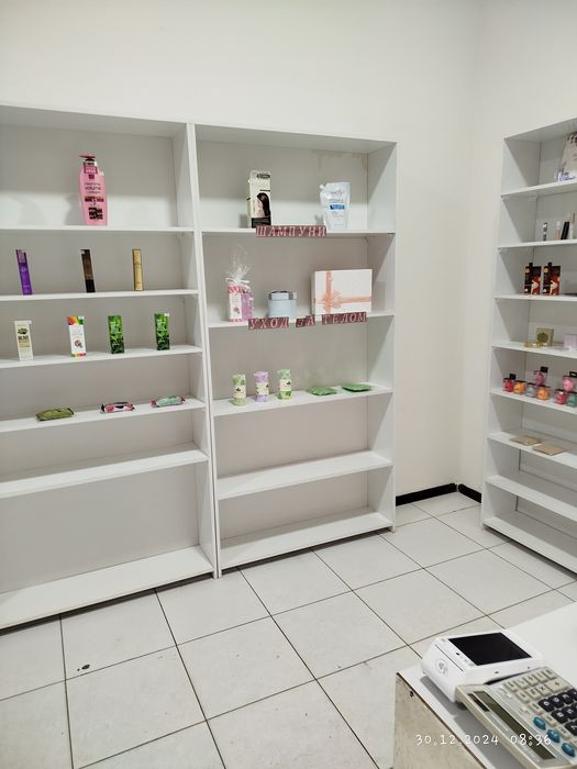 Продаются шкафы для магазина. В хорошем состоянии. Высота 2 метра .