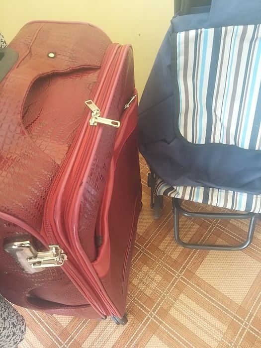 Чемодан с колесиками