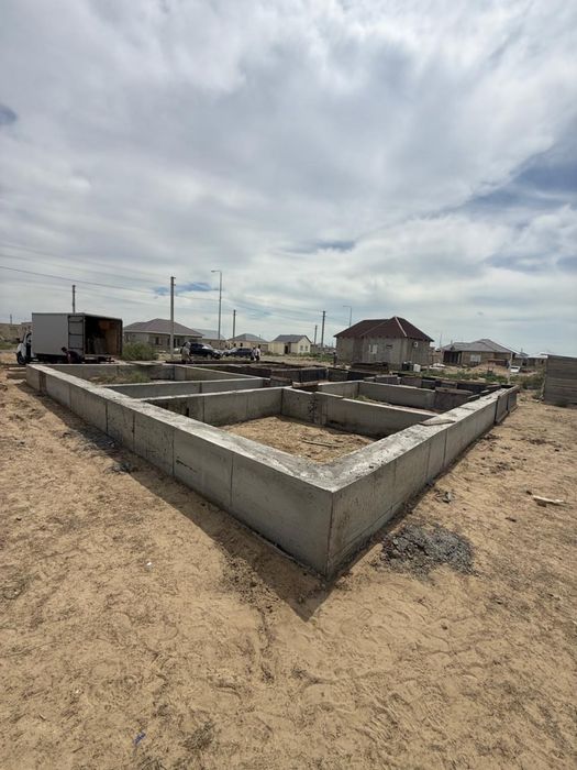 Жер Сатылады, фундаментімен