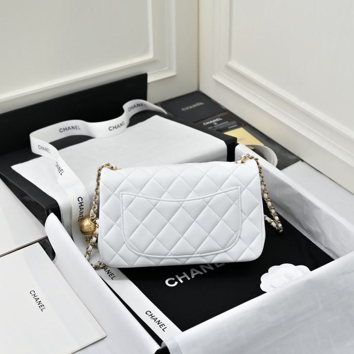 Geanta Chanel Pearl Crush single flap alb pe stoc