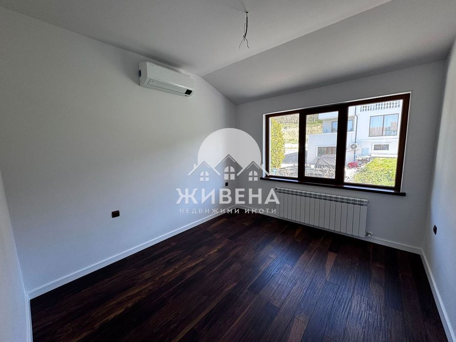 Продава триетажна къща с басейн в с.Оброчище