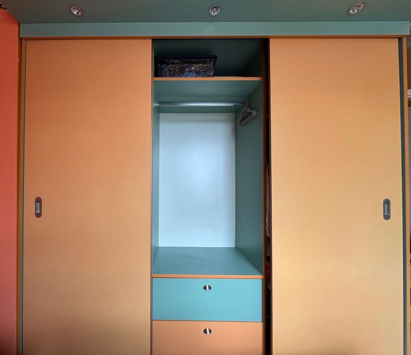 Мебели комплект продавам спешно