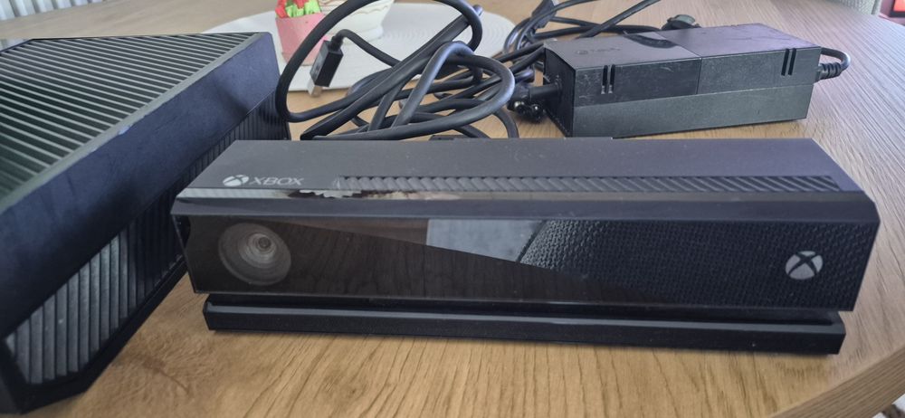 Xbox one cu kinect,  doua controlere  cu acumulator si doc de încărcare plus  8 jocuri