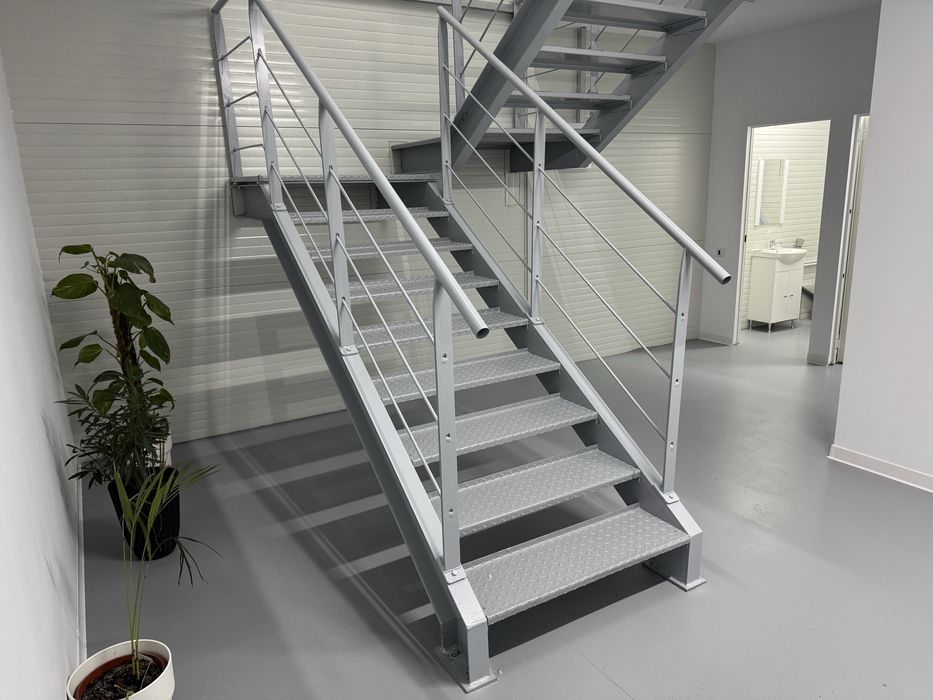 Hala/ spatiu depozitare/ birou