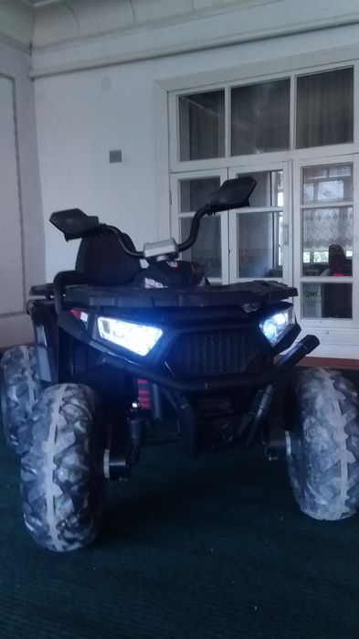 Bolalar uchun tort gildirakli elekt mashina.