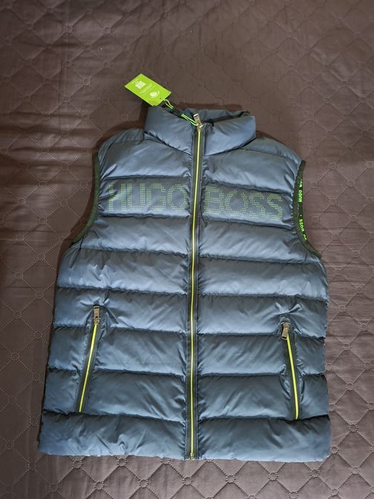 Продавам мъжки елек HUGO BOSS
